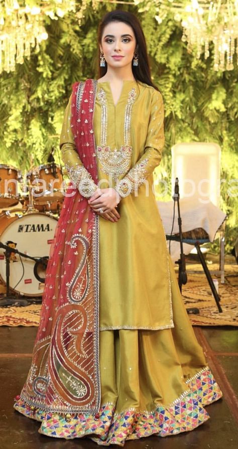 Mehdi Designer Dresses, Dholki Dress For Bride, Dholki Outfits For Bride, Dholki Dress Pakistan, Dholki Dress, Mehendi Dresses, Pakistani Mehndi Dress, Mehandi Outfits, Mayon Dresses