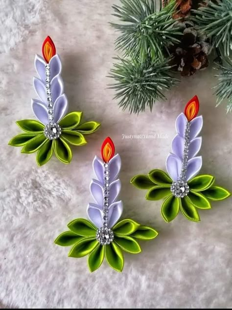 Diy Christmas Yard Decorations, Diy Christmas Angel Ornaments, Foam Christmas Ornaments, Ribbon Flowers Diy, Fancy Christmas Ornaments, Ribbon Flower Tutorial, Paper Quilling Flowers, Quilling Christmas, Paper Quilling Patterns