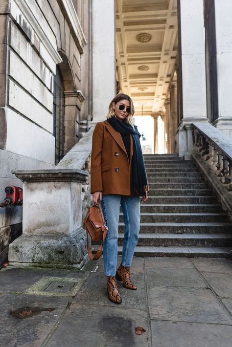 Women's Winter Fashion. A brown coat, and long black scarf, jeans, and snakeskin booties. Minimally, chic outfit by @emmahill Emma Hill, Pijamas Women, Fall Fashion Coats, Mode Shoes, Blazer Outfit, Brown Outfit, Fashion Capsule, Cute Winter Outfits, Fall Coat