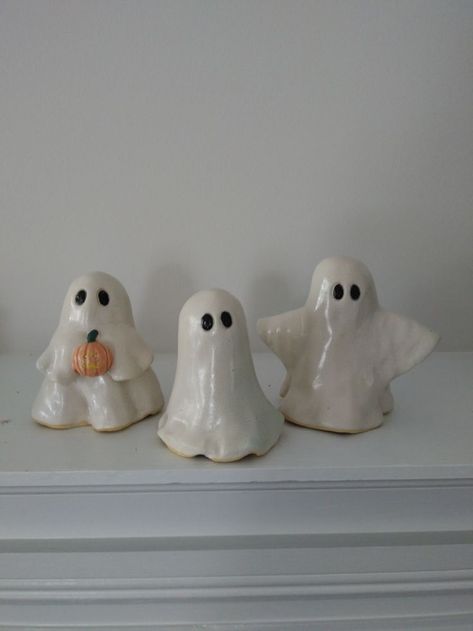 Boo :) Clay Ghosts, 달력 디자인, Halloween Clay, Sculpture Art Clay, Air Dry Clay Projects, Tanah Liat, Cerámica Ideas, Clay Diy Projects, Clay Crafts Air Dry