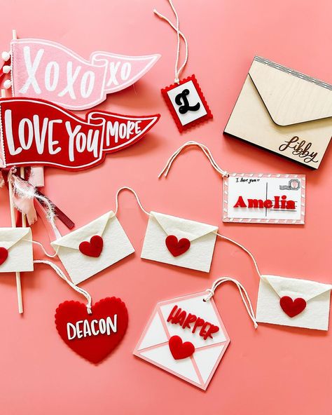 #lovebasket #valentinesday Valentines Goodies, Love Envelope, Felt Envelope, Valentines Envelopes, Felt Heart, Some Friends, Red Felt, Valentine Day Love, Valentine Decorations