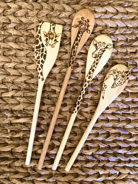 Wooden Spoon Crafts, Wood Burning Tips, Wood Burn Spoons, Wood Cookies, Wood Burn Designs, Pyrography Patterns, K Crafts, Spoon Crafts, Spoon Art