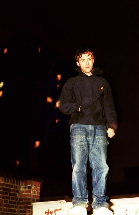 Damon Albarn 90s Fashion, Damon Albarn Fashion, Damon Albarn Style, Damon Albarn 1999, Blur Band Aesthetic, Damon Albarn Outfit, Damon Albarn Now, Britpop Outfit, Britpop Fashion