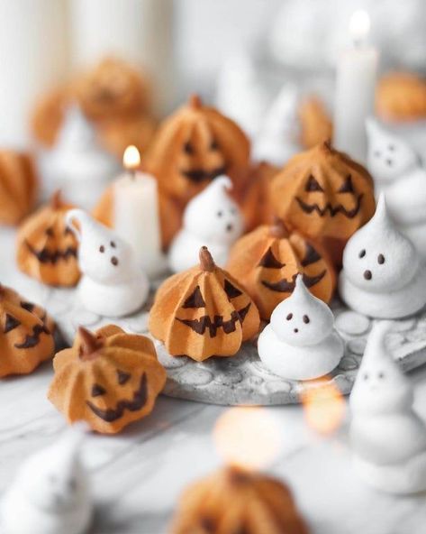 Ghost Meringues, Buffet Halloween, Recetas Halloween, Halloween Fest, Spooky Food, 귀여운 음식 �그림, Easy Halloween Food, Halloween Food Treats, Halloween Sweets