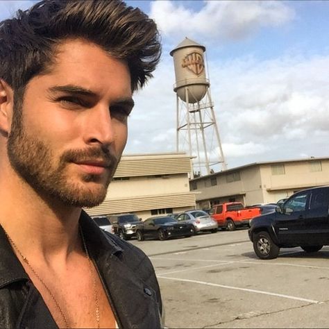 Snapchat: nickbatemans Twitter: itsnickbateman Rogue Management | Aileen@roguemgmt.com Nick Bateman, Warner Bros Studios, Canadian Models, Ugly Love, Male Style, Dark Romance Books, Glamour Shots, Man Candy, Boyfriend Style