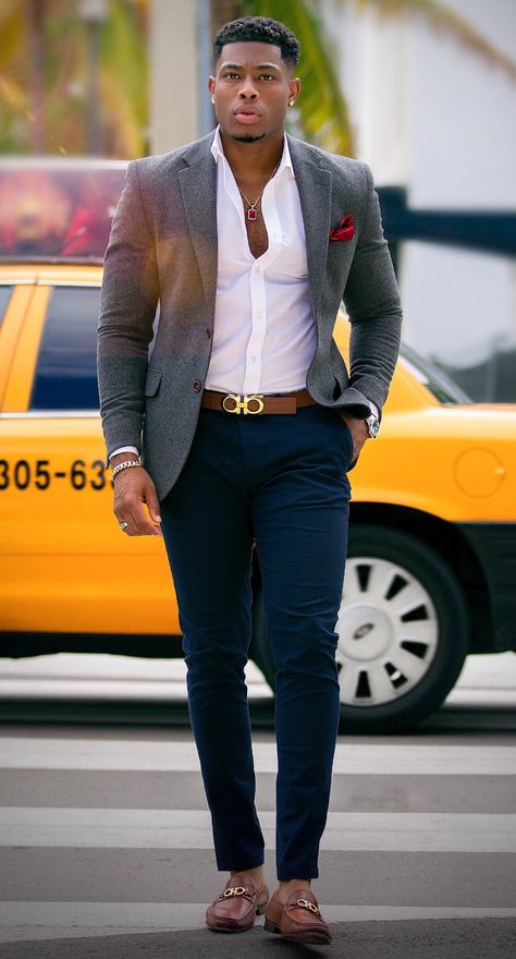 Most men prefer a free and casual style of clothing for a daily look. But what if we look at the casual outfit from the other side? For example, let's try to turn such a seemingly strict piece of clothing as a jacket into something more familiar for casual wear. So take a look at 9 ideas on how to look elegant every day. Business Casual Black Men, Anniversary Poses, Office Old Money, Men Styling, Old Money Fashion, Blazer Outfits Men, Mens Business Casual Outfits, Money Fashion, Black Men Fashion Casual