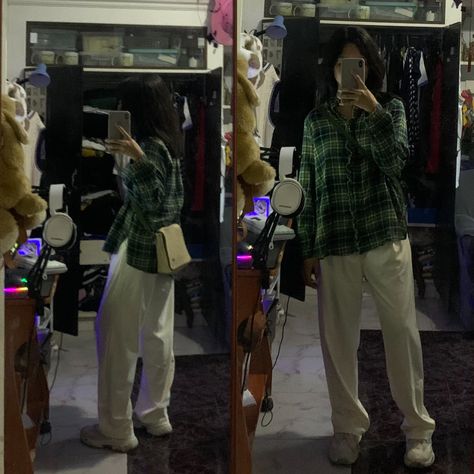 Japanese style
Korean style
Green flannel
White trousers How To Style Green Flannel, Hoodie Flannel Outfit, Flannel Outfits Spring, Blue Flannel Outfit, Green Flannel Outfit, Hoodie Flannel, Flannel Outfits, Green Flannel, Blue Flannel