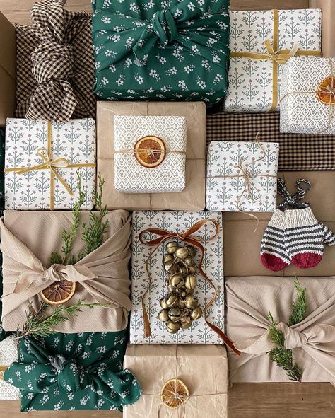 Zoya Banks on Instagram: “Wrapped and ready for the big day! 🎁 . . . . . . . #cornerofmyhome, #habitandhome, #christmasgifts, #home, #christmasdecor, #joyfulmamas…” Vintage Inspired Christmas Decor, Christmas Present Wrap, Gift Wrapping Christmas, Xmas Wrapping, Christmas Hostess, Xmas Gift Wrap, Christmas Simple, Eco Friendly Gift Wrapping, Holiday Inspo