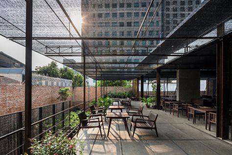 Gallery of Restaurant of Shade / NISHIZAWAARCHITECTS - 33 Industrial Terrace, Coffe Decor, Vietnam Restaurant, Pergola Decorations, Tropical Architecture, Diy Shades, Roof Construction, Outdoor Cafe, Garden Terrace