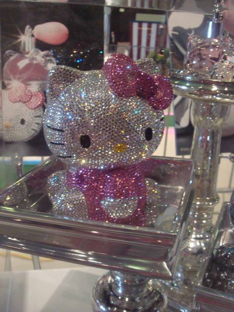 Hello kitty<3 Blinged Out Things, Rhinestone Room Decor, Bedazzler Ideas Diy, Badazel Things, Bedazzled Objects, Seraphim Cosplay, Bedazzled Things, Bling Items, Bling Aesthetic