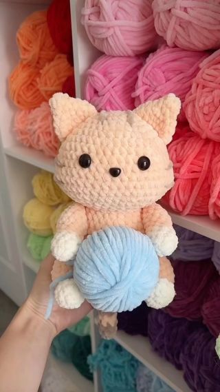 crochet toys Crochet Hello Kitty Tutorial, Crochet Cat Plush, Blanket Crochet Pattern Easy, Crocheting Videos, Wonder Crochet, Toys Quotes, Chunky Yarn Crochet Pattern, Security Blanket Crochet Pattern, Diy Finger Knitting