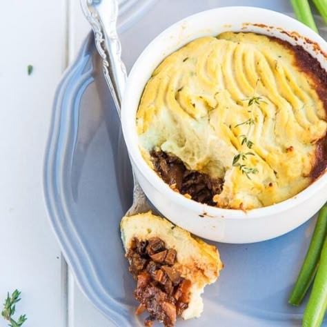 Mushroom and Cauliflower Vegan Shepherds Pie {low carb} Mushroom And Cauliflower, Vegetarian Shepherds Pie, Keto Vegan Recipes, Cauliflower Vegan, Vegan Shepherds Pie, Shepard's Pie, Shepherd's Pie Recipe, Vegan Keto Diet, Vegan Keto Recipes