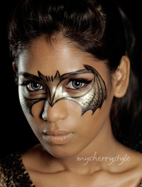 "Bat Your Eyes" makeup tutorial inspired by The Dark Knight Rises! Bat Eyeliner, Bat Makeup, Maquillage Halloween Simple, Cat Halloween Makeup, Halloween Make-up Looks, Bat Costume, Great Halloween Costumes, Eyeliner For Beginners, Cool Halloween Makeup