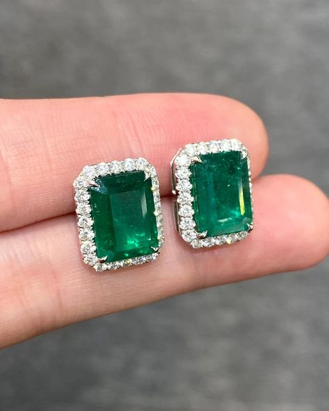 Follow @desireegems for more #jewellery Main stone : 2pcs Emerald 7.14ct Side stone : 48 pieces Natural Diamonds 0.76ct Metal : 18K White Gold #emerald #emeraldring #naturalemerald #zambianemerald #jewelry #finejewelry #singaporebrands #singaporejewellery #finejewelry #finejewellery #highjewelry #highjewellery Zambian Emerald, Natural Emerald, Emerald Diamond, Fine Jewellery, Emerald Ring, High Jewelry, Diamond Studs, Diamond Jewelry, Natural Diamonds