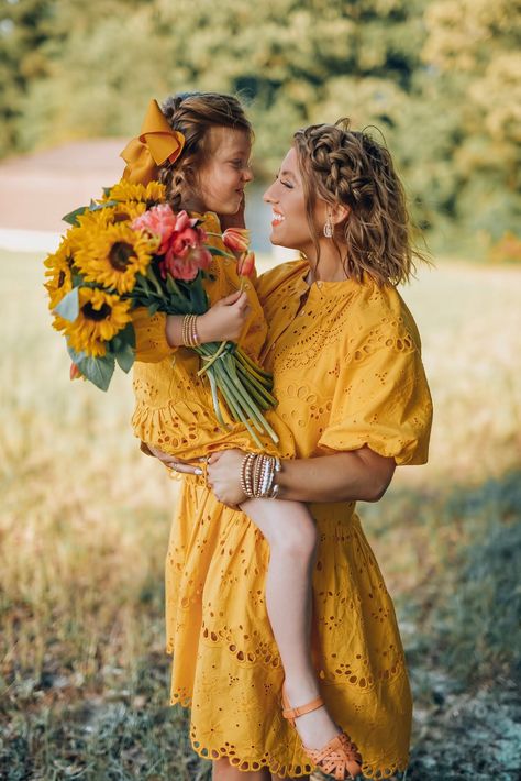 Mothers Love Aesthetic, Mothers Day Photo Shoot Ideas Outdoors, Mother’s Day Picture Ideas, Mother’s Day Pictures, Mother’s Day Photo Shoot, Mother’s Day Photoshoot Outside, Mothers Day Portraits, Mothers Day Photoshoot Ideas, Mother’s Day Photoshoot Ideas