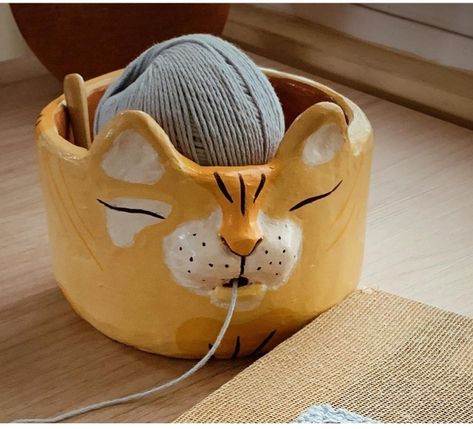 Diy Clay Piggy Bank, Yarn Bowls Pottery Diy, Air Dry Clay Yarn Bowl Diy, Air Dry Clay Yarn Bowl, Cat Clay Ideas, Diy Yarn Bowl, Yarn Bowls Diy, Clay Yarn Bowl, Airdryclay Ideas