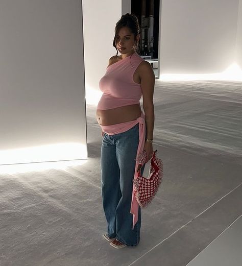 Kylie Jenner Maternity Outfits, Pregnant Club Outfits, Pregnant Holiday Outfit Summer, Baby Mama Outfits, Rihanna Pregnancy Style, Kylie Jenner Pregnant Outfits, Pregnant Fashion Outfits, Date Night Pregnant Outfit, Rihanna Pregnant Outfits