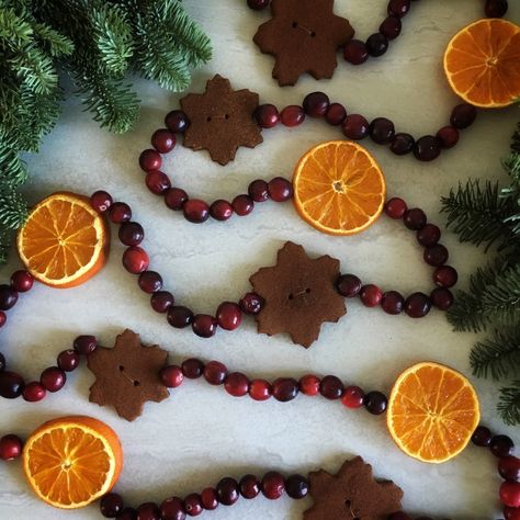 Cottagecore Christmas Recipes, Fall Cinnamon Ornaments, Dehydrated Oranges Christmas Tree, Rustic Christmas Desserts, Cinnamon Apple Sauce Ornaments, Natural Christmas Ornaments Homemade, Diy Orange Ornaments, Christmas Decor Old Fashioned, Cinnamon Tree Ornaments