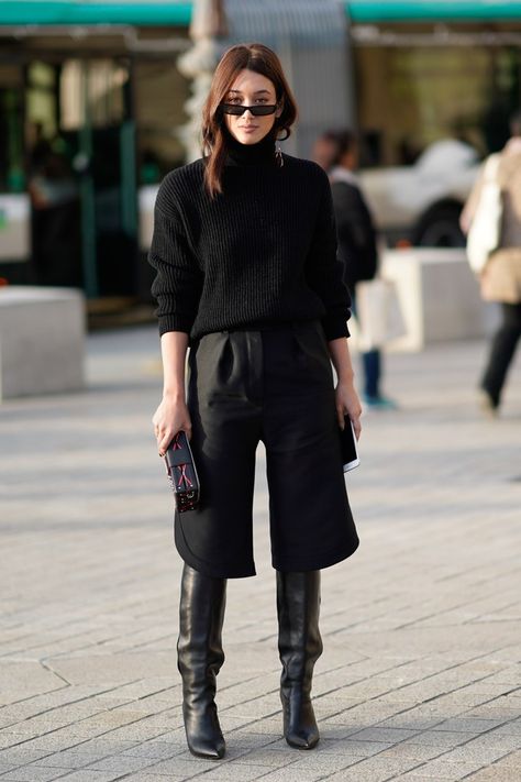 15 Perfect Ways to Wear Over-the-Knee Boots This Winter Black Culottes Outfit, Culotte Outfit, How To Wear Culottes, Culottes Outfit, Work Outfits Frauen, Black Culottes, Botas Western, Over The Knee Boot Outfit, Knee Boots Outfit