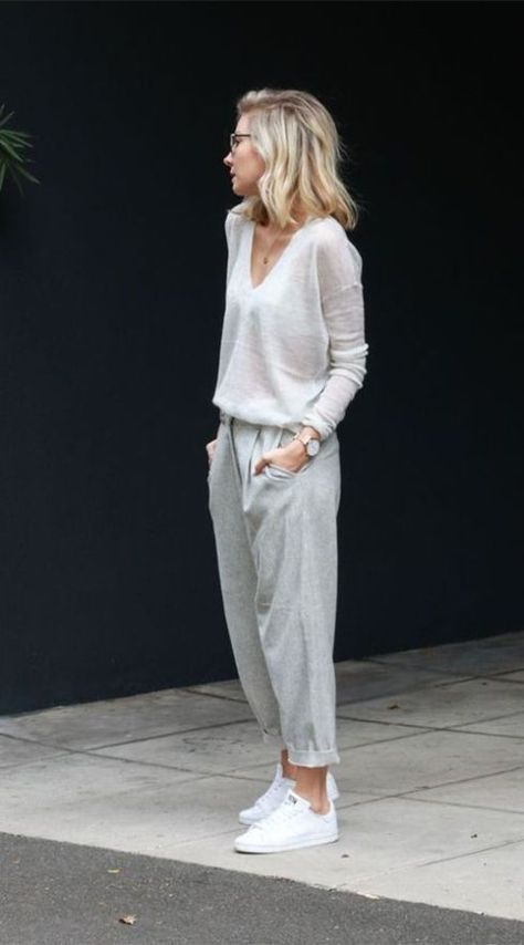 Witte Sneakers Outfit, Chic Athleisure Outfits, Minimalist Moda, Style Casual Chic, 여름 스타일, Well Dressed Women, Pants Outfit Casual, Athleisure Fashion, Athleisure Outfits