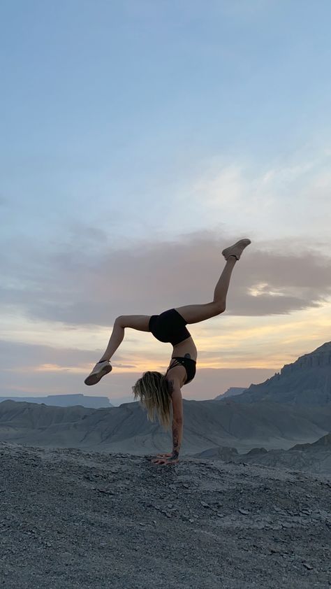 Girl doing handstand in Utah on a ridge. In Caineville Utah. Gymnastics Asethic Photos, Tumbling Aesthetic Photos, Vision Board Gymnastics, Hand Stand Aesthetic, Walking Handstand, Handstand Aesthetic, Handstand Poses, Handstand Walk, Sporty Girl Aesthetic