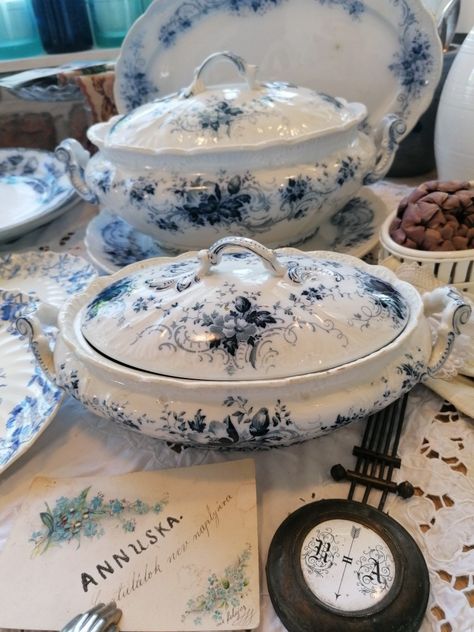 Blue And White Dinnerware, Crockery Design, Crockery Set, Fine China Dinnerware, Blue Dishes, Blue White Decor, Luxury Tableware, Antique Dishes, Porcelain Tableware