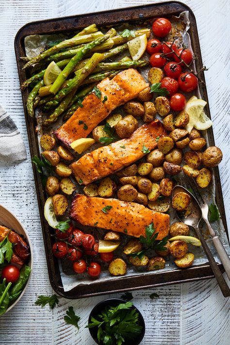 Salmon And Potatoes, Salmon Potatoes, Side Dishes For Salmon, Salmon Potato, Prep Food, Recipes Fish, Plats Healthy, Meal Inspiration, Idee Pasto