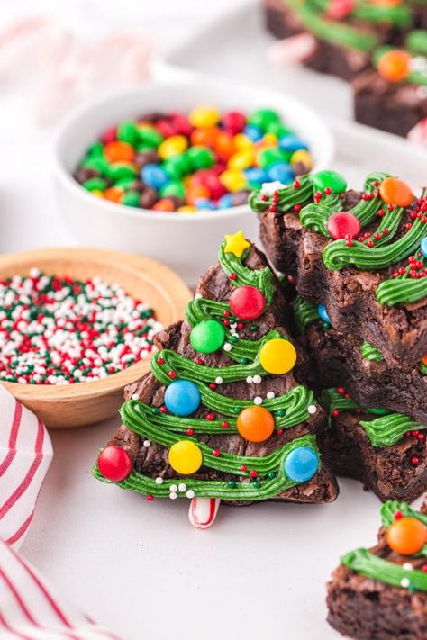 Brownies Christmas Tree, Brownie Christmas Trees, Christmas Brownie Ideas, Christmas Brownies Decoration, Brownie Pinecones, Christmas Baking Kids, Christmas Brownies Ideas, Brownie Christmas Tree, Santa Brownies