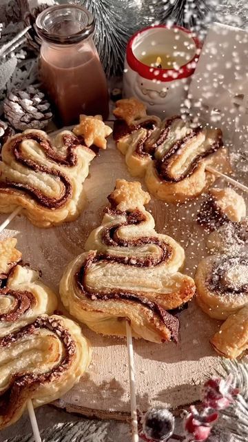 291K views · 33K likes | Holly Jade on Instagram: "NUTELLA CHRISTMAS TREES🎄 YAY or NAY? Who wants one??? I’ve had thousands of requests for a ‘Nutella’ version of my viral puff pastry tree, so…. here we are! Super quick & easy VEGAN & GLUTEN-FREE ‘Nutella’ Puff Pastry Christmas Trees. Flakey puff pastry filled with vegan chocolate spread, hazelnuts topped with a dusting of snow (icing sugar)! 🌨️ What you’ll need: 🍫2 sheets of vegan friendly puff pastry, thawed ( I use Jus-Rol which is vegan friendly) 🍫4 heaped tablespoons of vegan ‘Nutella’ 🍫10g of crushed hazelnuts 🍫2 tablespoons of granulated sugar 🍫Dairy-free milk (for glazing) 🍫Icing sugar (for dusting) Full written method is the same as my viral BISCOFF puff pastry recipe- visit thelittleblogofvegan.com or click the link in my Puff Pastry Tree, Pastry Tree, Nutella Christmas, Puff Pastry Christmas, Pastry Christmas, Nutella Puff Pastry, Nutella Bread, Christmas Yummies, Puff Pastry Filling