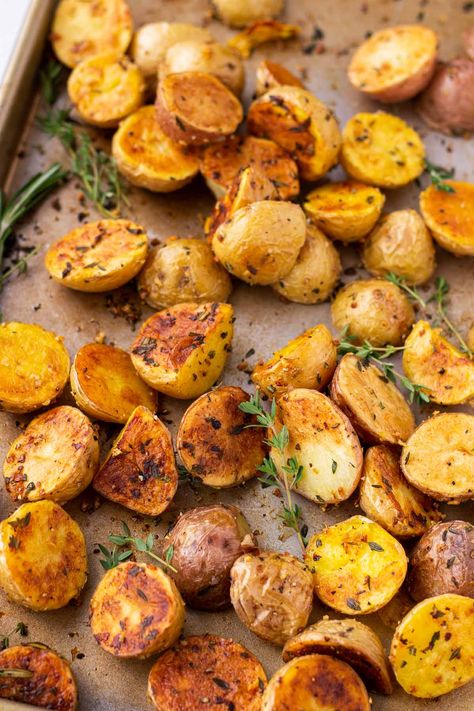 Herb Roasted Potatoes! These oven roasted potatoes are packed with garlicky flavors and aromatic fresh herbs like rosemary and thyme. They are the perfect side dish for any occasion. Marinade Pork, Spinach Stuffed Chicken Breast, Pork Chops With Apples, Csa Box, Stuffed Chicken Breast Spinach, Popper Chicken, Savory Sides, Roasted Fingerling Potatoes, Potatoes In Oven