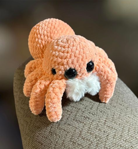 Hi and welcome to my shop!   This crochet spider is very user friendly and works up in under 2 hours for me. Depending on your speed it can work up faster or slower. This design is LOW SEW! The head, legs and chelicerae (fangs) are all crocheted together. The only sewing required is attaching the bottom to the head.  This pattern is written in US terms.  You need basic knowledge of crochet terms. This works up nicely for any level of crocheter. The pattern is very user friendly, detailed with lo Spider Crochet Pattern, Toys Quotes, Spider Crochet, Crochet Pour Halloween, Spider Pattern, Easy Crochet Animals, Crochet Mignon, Confection Au Crochet, Crochet Design Pattern