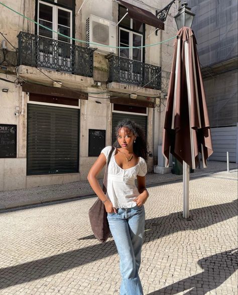 @rayan.xasan Baguette Bag Outfit, Party Outfit Birthday, Gorpcore Outfit, Flare Jean Outfit, Bell Bottoms Jeans, Jeans Bell Bottoms, Classy Street Style, Black Femininity, Ideas For Instagram Photos