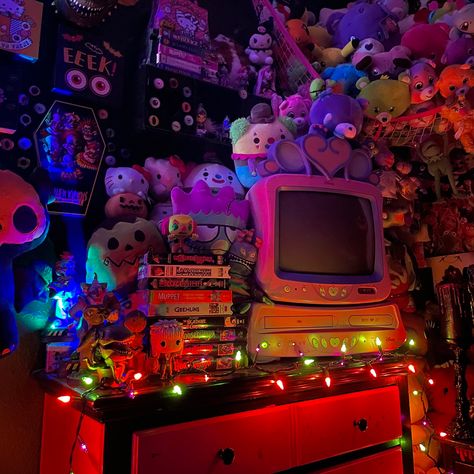 Hyperpop Room, Weirdcore Bedroom Ideas, Colleencore Aesthetic, Creepy Cute Bedroom, Scenecore Bedroom, Creepy Cute Room, Scenecore Room, Scene Room Decor, Weird Core Room