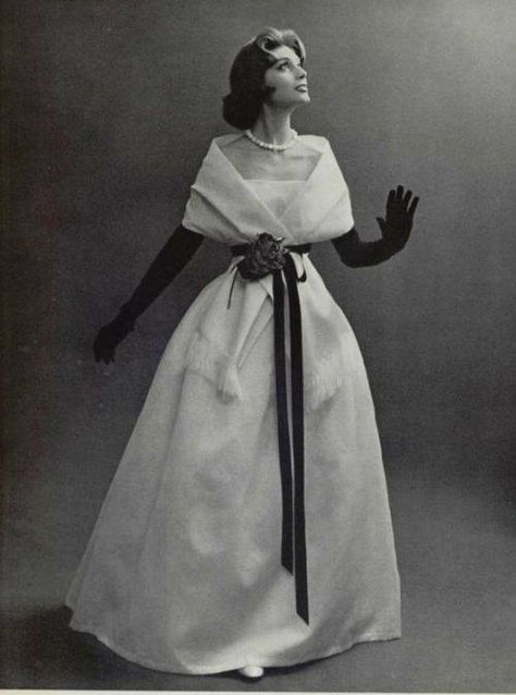 Christian Dior, 1956. 50s Chic, 1955 Fashion, Collage People, 1950s Glamour, Istoria Modei, Fashion 60s, Vintage Culture, 50's Fashion, Mode Retro