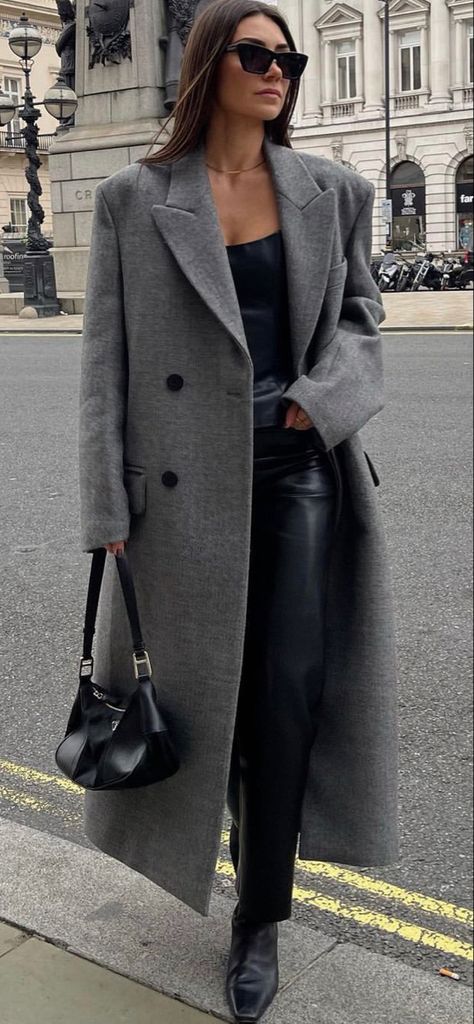 Zara Grey Coat Outfit, Grey Winter Coat Outfit Classy, Gray Coat Outfit Women, Zara Street Style 2023, Gray Overcoat Outfit Women, Outfit Manteau Gris, Gray Long Coat Outfit, Grey Overcoat Outfit Women, Long Gray Coat Outfit