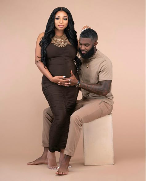 Couple Pregnancy Pictures, Couple Maternity Poses, Maternity Shoot Outfit, Studio Maternity Shoot, Maternity Picture Outfits, Maternity Studio Photoshoot, Studio Maternity Photos, Maternity Photography Poses Outdoors, Maternity Photography Poses Couple