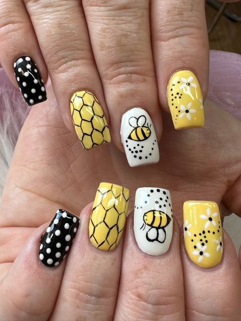 @karinanailstudio Bee Nail Designs, Bee Themed Nails, Summer Themed Nails, Honeycomb Nails, Bee Hive Nails, Honey Bee Nails, Bumble Bee Nails Design, Bumble Bee Nail Art, Bee Nails Design