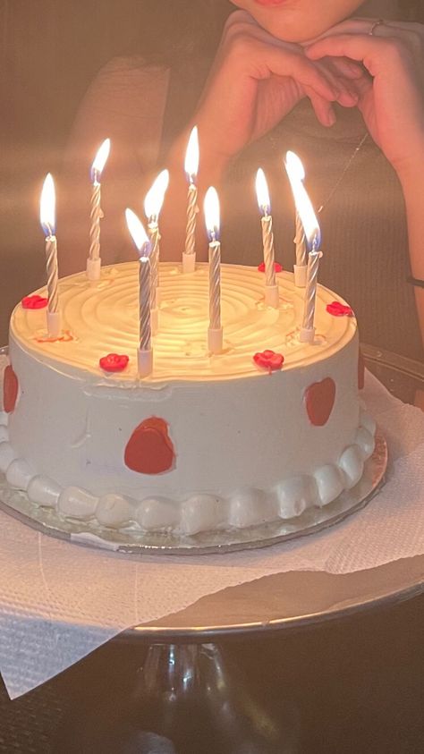 Birthday Photo Cake Picture Ideas, Hbd Cake Minimal, Birthday Poses With Cake, Food Pics Aesthetic, Birthday Cake Pics, Tumblr Birthday, Cool Instagram Captions, Cake Pic, Happy Birthday Clip