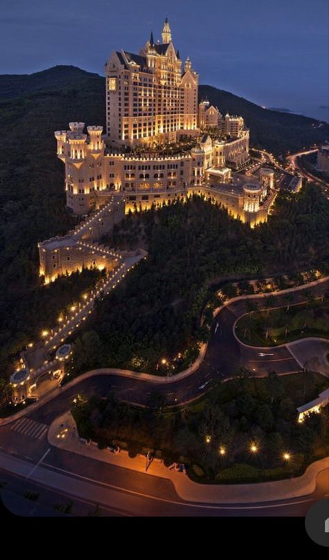 Very Big Mansion, Expensive Mansions Luxury, Big Castle Mansions, Mansion On A Hill Aesthetic, Huge House Exterior, Big Castle House, Huge Castles Mansions, Large Mansions Luxury, Big Manison House