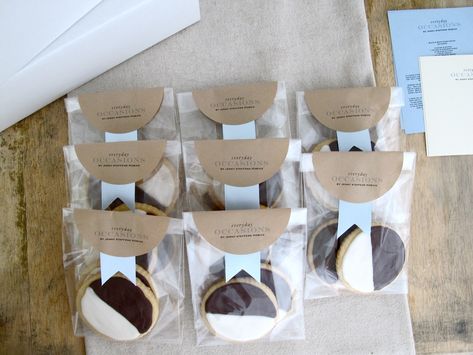 Cookie Favors Packaging, Packing Cookies, Bake Sale Packaging, Jenny Steffens Hobick, Black And White Cookies, Baking Packaging, White Cookie, Bakery Packaging, Cake Packaging