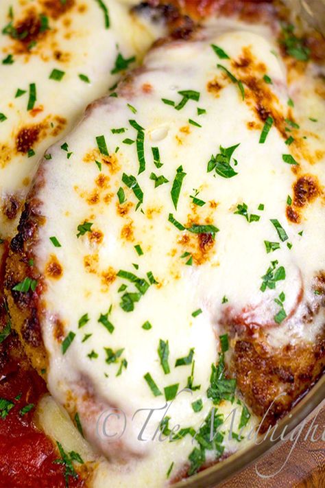 Skillet Chicken Parmesan with extra cheese is a quick and easy weeknight dinner Olive Garden Chicken Parmigiana, Pepper Tomato Sauce, Chicken Parmesean, Skillet Chicken Parmesan, Olive Garden Chicken, Chicken Parmesan Meatballs, Baked Pesto Chicken, Olive Garden Copycat, Chicken Parmesan Recipe