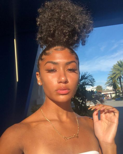 Aspiring Model/ Promoter🕴🏼 on Instagram: “My neck said “🦕” @highkeyhaylee 💕 Bun Tutorial, Skincare Video, Bowl Cut, Popular Hairstyles, Penteado Cabelo Curto, Naturally Curly, Baddie Hairstyles, Curly Hair Styles Naturally, Black Girls Hairstyles