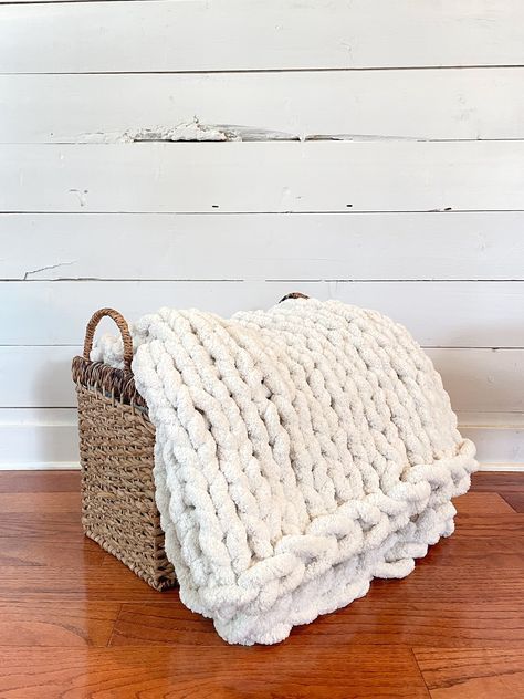 Crochet Blanket White, Crochet Chenille Yarn, Italy Bedroom, Sofa Texture, Apartment Wishlist, Knot Blanket, Throw Crochet, Blanket Knitted, Girl Bedrooms