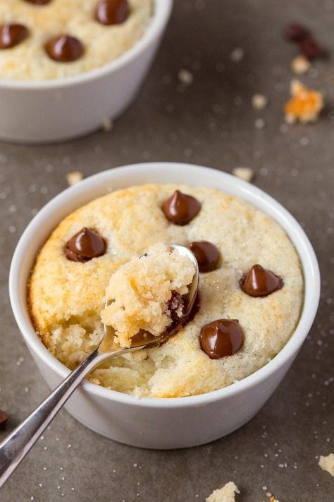 1-Minute Keto Vanilla Mug Cake (Paleo, Vegan, Sugar Free, Low Carb)- An easy mug cake recipe which takes one minute and is super fluffy, light and packed with protein! #keto #ketodessert #ketorecipe #mugcake | Recipe on thebigmansworld.com Mug Cake Healthy, Easy Mug Cake, Protein Mug Cakes, Vanilla Mug Cakes, Low Carb Backen, Cake Light, Mug Cake Recipe, Cake Mug, Keto Mug Cake