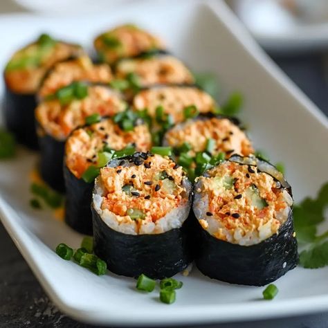 Spicy Tuna Rolls - Recipes Time Spicy Sushi, Type Of Sushi, Types Of Sushi Rolls, Spicy Tuna Sushi, Crispy Rolls, Tuna Roll, Sushi Recipes Homemade, Raw Tuna, Tuna Sushi