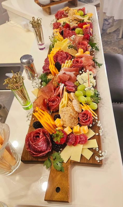 Long Grazing Table, Chucuttery Board Ideas Wedding, Raised Charcuterie Board, Charcuterie Board Ideas For Bridal Party, Extra Long Charcuterie Board, Lunch Meat Trays Party Platters, Charcuterie For 100 People, Snack Platters For Party, Long Charcuterie Board Ideas