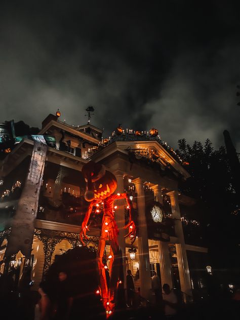 Halloween Aesthetic 80s, Haunted Mansion Holiday Disneyland, Disneyland Halloween Photo Ideas, Disney Halloween Trip, Disneyland During Halloween, Disneyland Aesthetic Halloween, Halloween Disneyland Aesthetic, Disney In Fall, Dark Disney Aesthetic