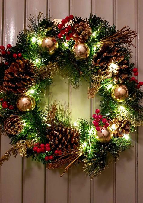 #chistmas #decoration #diy #crafts #lights #pines # #wreath Light Up Wreath, Christmas Wreath Lights, Christmas Reef, Christmas Wreaths With Lights, Christmas Wreaths Diy, Merry Little Christmas, Decoration Diy, Diy Wreath, Christmas Magic