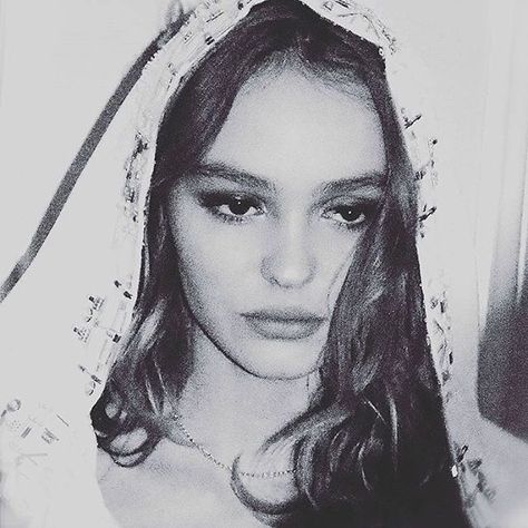 Chanel Virgin Mary @saraifiszel @mr_alexandrycosta Lily Depp, Lily Rose Depp Style, Vanessa Paradis, Gisele Bündchen, Lily Rose Depp, Lily Rose, French Girl, Divine Feminine, Smokey Eye