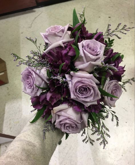 Purple Roses Bouquet Gift, Dark Purple Prom Bouquet, Prom Bouquet Ideas Purple, Grad Bouquet, Prom Bouquet Ideas, Bouquet Prom, Plum Wedding Bouquet, Purple Roses Wedding, Prom Flowers Bouquet